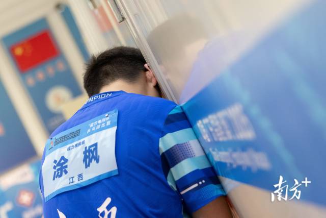 盲人乒乓球运动员依靠听觉判断球路,赛场要求格外安静。 盲人乒乓球运动员依靠听觉判断球路,赛场要求格外安静。