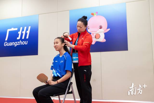 赛前江西队领队在为运动员梳理头发。 赛前江西队领队在为运动员梳理头发。