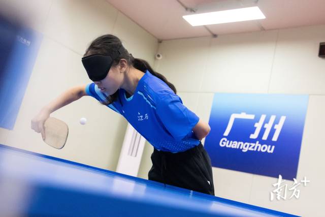 盲人乒乓球比赛里,运动员听声辨位。 盲人乒乓球比赛里,运动员听声辨位。