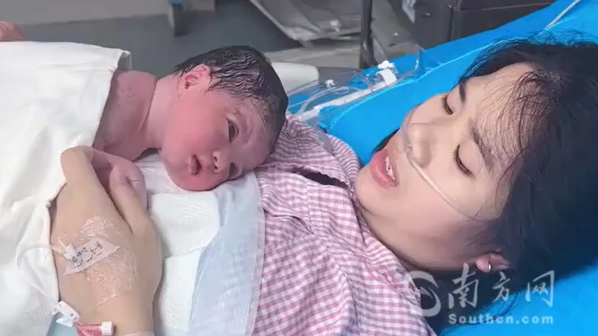 广东宝宝出生抬头望向妈妈，两人相视一笑，网友：太暖心了