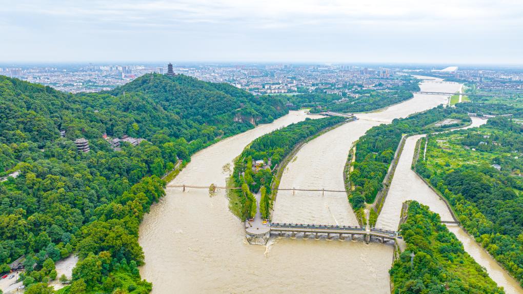 2024年7月17日，都江堰鱼嘴分洪。（四川省都江堰水利发展中心供图）