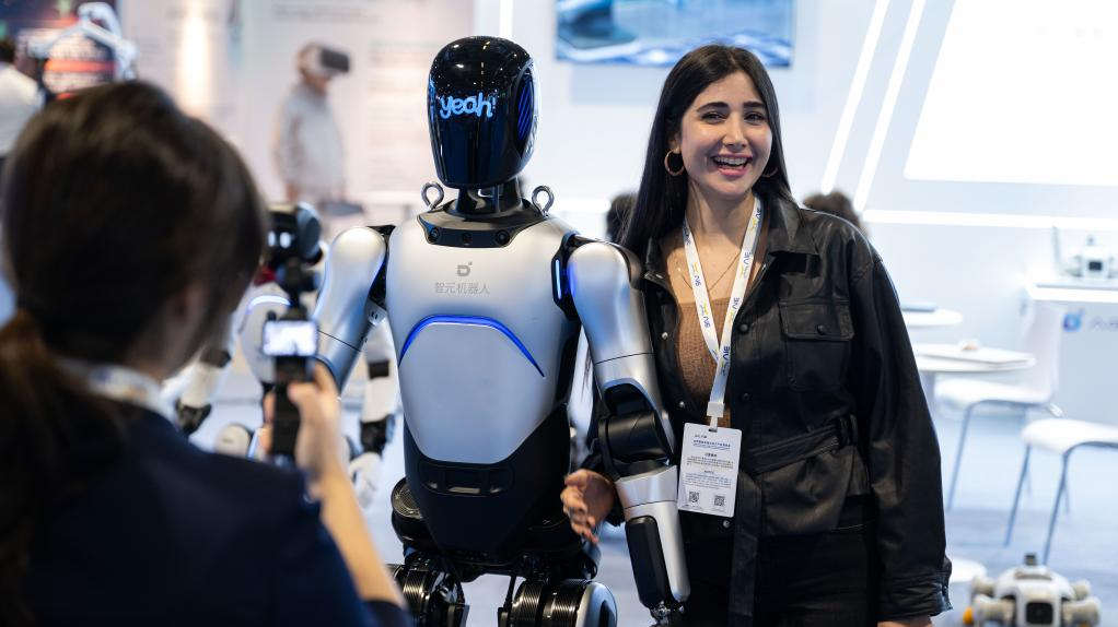 ​Ouverture du Salon mondial des machines et produits électroniques intelligents à Macao et à Zhuhai