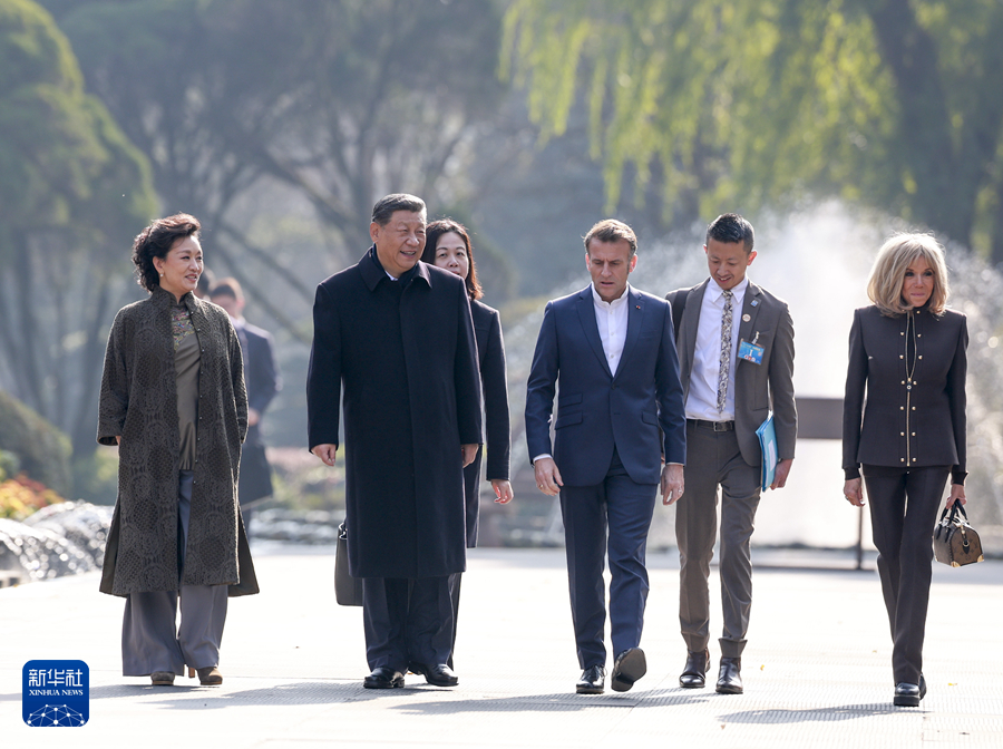 12月5日，国家主席习近平在四川省成都市都江堰同法国总统马克龙进行友好交流。这是两国元首夫妇沿堰功道边走边谈。新华社记者 丁海涛 摄