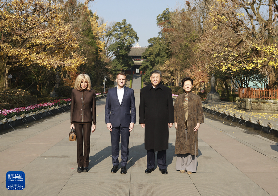 12月5日，国家主席习近平在四川省成都市都江堰同法国总统马克龙进行友好交流。这是习近平和夫人彭丽媛同马克龙夫妇合影。新华社记者 丁海涛 摄