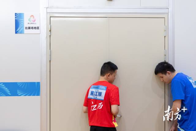 比赛开始前,涂枫与队友站在赛场外听球声。 比赛开始前,涂枫与队友站在赛场外听球声。