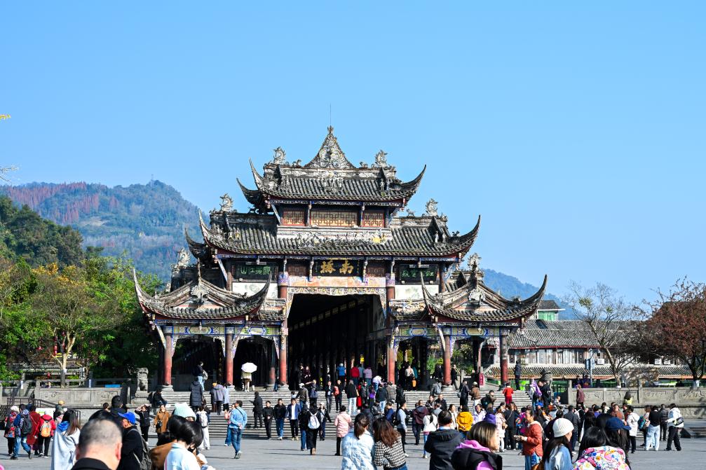 2025年11月30日，游客在都江堰南桥游览。新华社记者 胥冰洁 摄