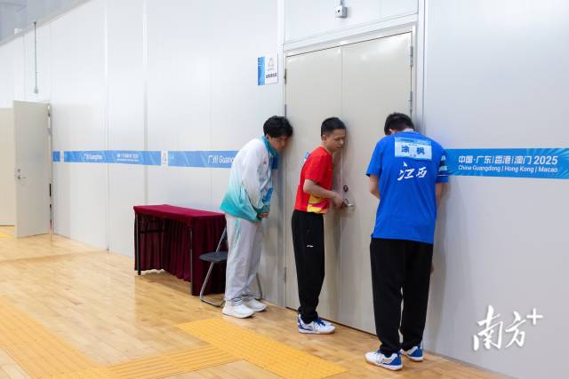 比赛开始前,涂枫与队友站在赛场外听球声。 比赛开始前,涂枫与队友站在赛场外听球声。