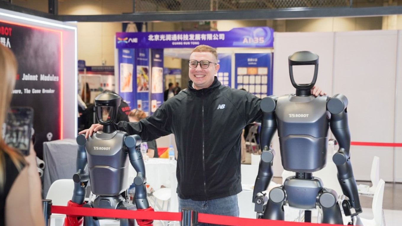 2025全球智能机械与电子产品博览会举行 珠澳双城共展“黑科技”