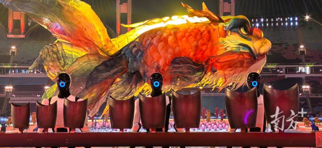 Walker S2人形机器人在十五运会开幕式彩排现场。