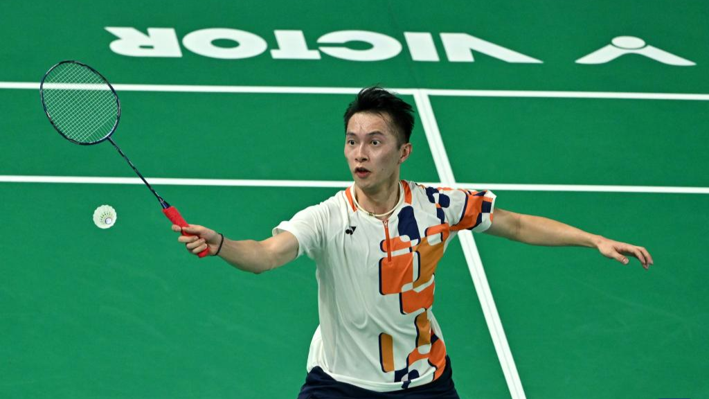 In pics: men's team group match of badminton at National Games