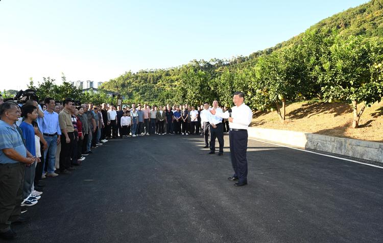 Chinese President Xi Jinping, also general secretary of the Communist Party of China Central Committee and chairman of the Central Military Commission, talks with local villagers and farmers while visiting a pomelo growing base in Meizhou City, south China's Guangdong Province, Nov. 7, 2025. (Xinhua/Xie Huanchi)