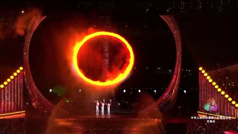 Torchbearers from Guangdong, Hong Kong and Macao jointly light 15th National Games flame
