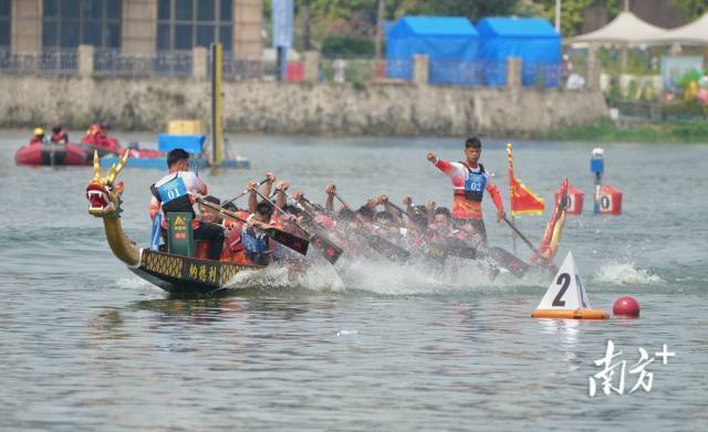十五运会龙舟项目决赛,在佛山市南海区丹灶镇仙湖火热开桨。 十五运会龙舟项目决赛,在佛山市南海区丹灶镇仙湖火热开桨。