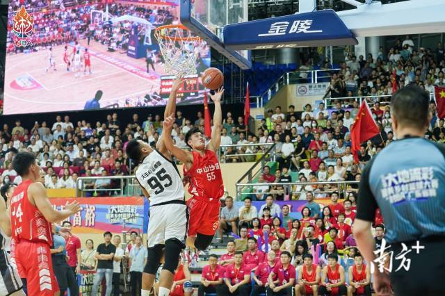 全国“村BA”广东省赛总决赛,中山沙溪队对战佛山南海队。 全国“村BA”广东省赛总决赛,中山沙溪队对战佛山南海队。