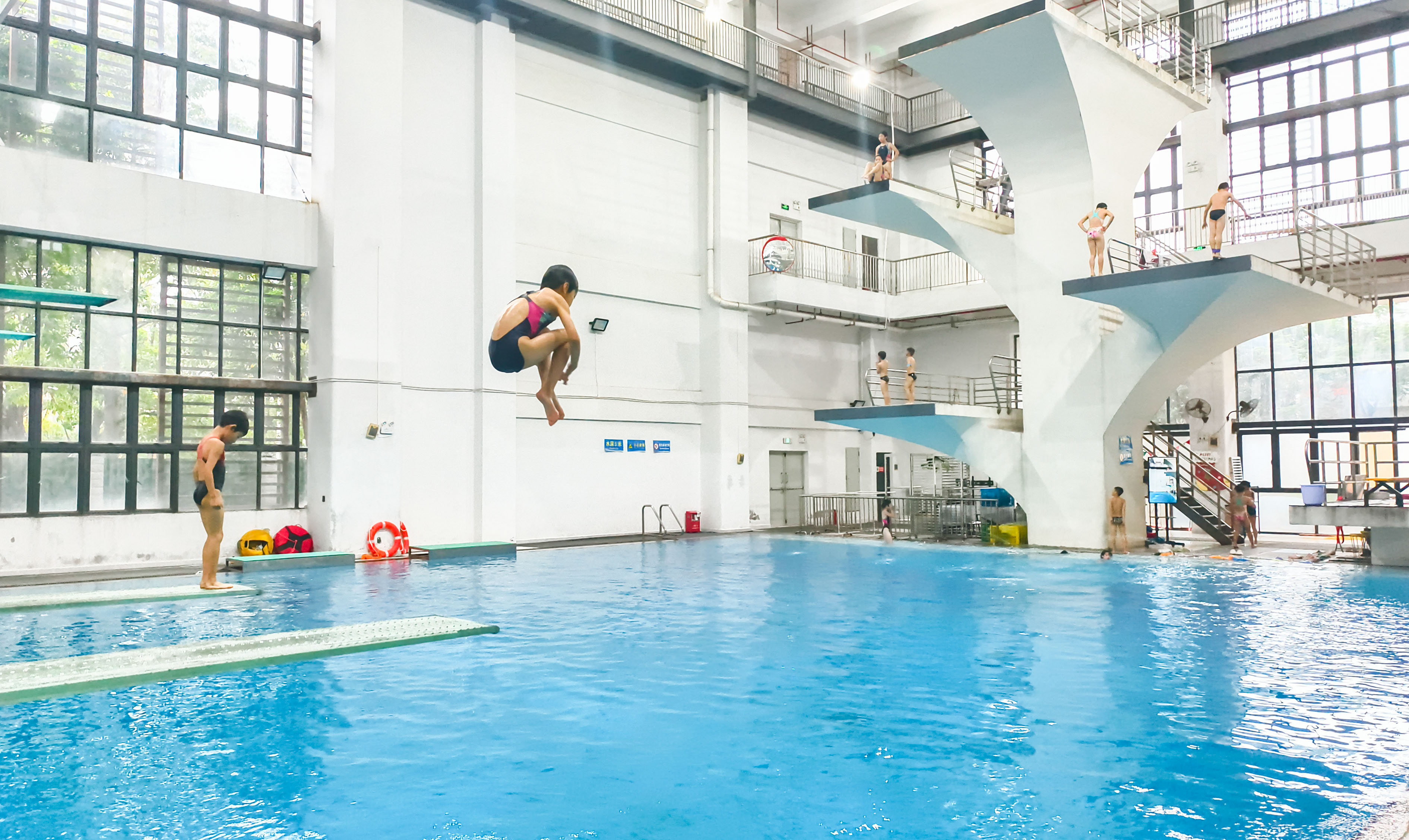 佛山市体育运动学校训练馆内，跳水队员们正在训练。/周春摄