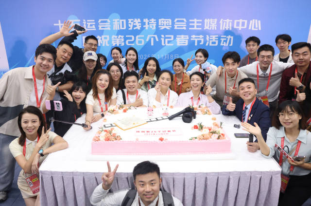 记者与蛋糕合影留念 南方+记者 段奇 摄