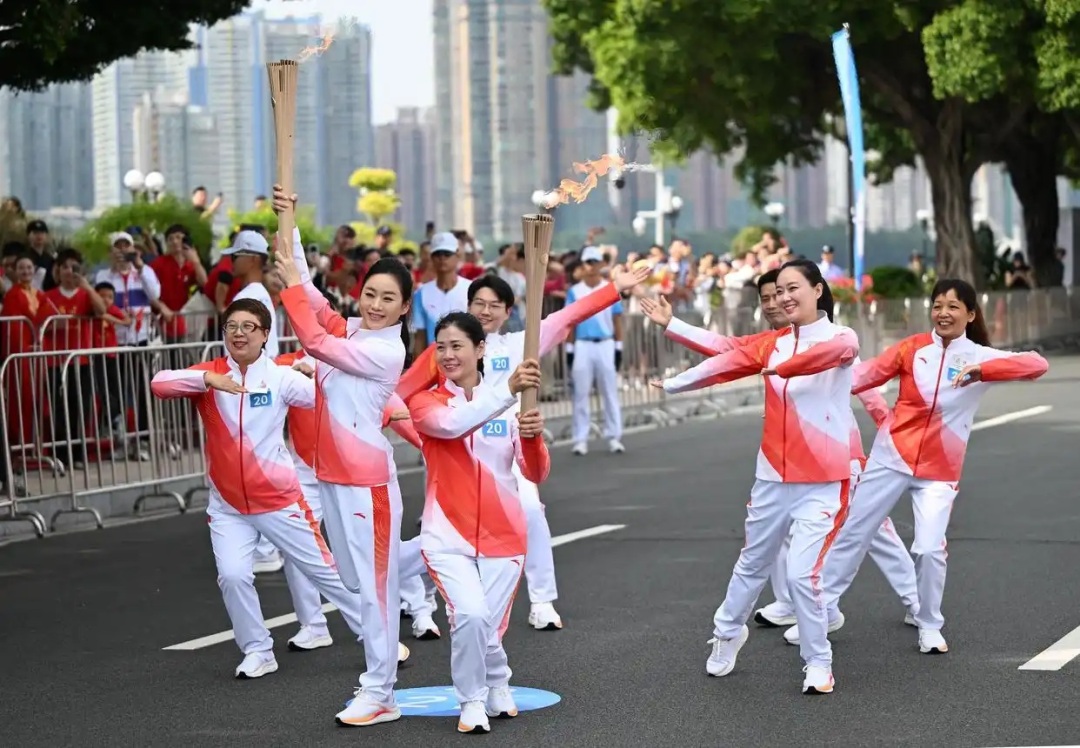 无标题12 11月2日,第十五届全运会火炬传递广州站,外来务工人员方阵火炬手在传递活动中。新华社记者 邓华 摄