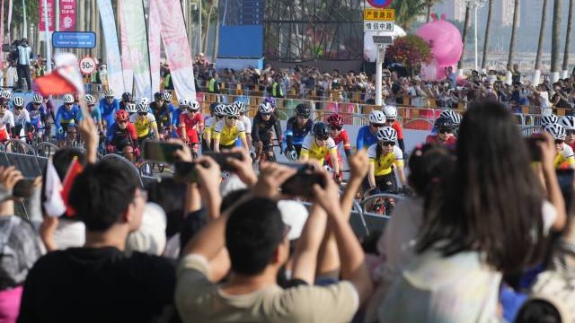 十五运会公路自行车女子个人赛火热开赛