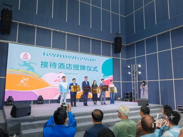 主办方还为佛山22家接待酒店代表颁发指定接待酒店牌匾。  南方+ 刘明 拍摄