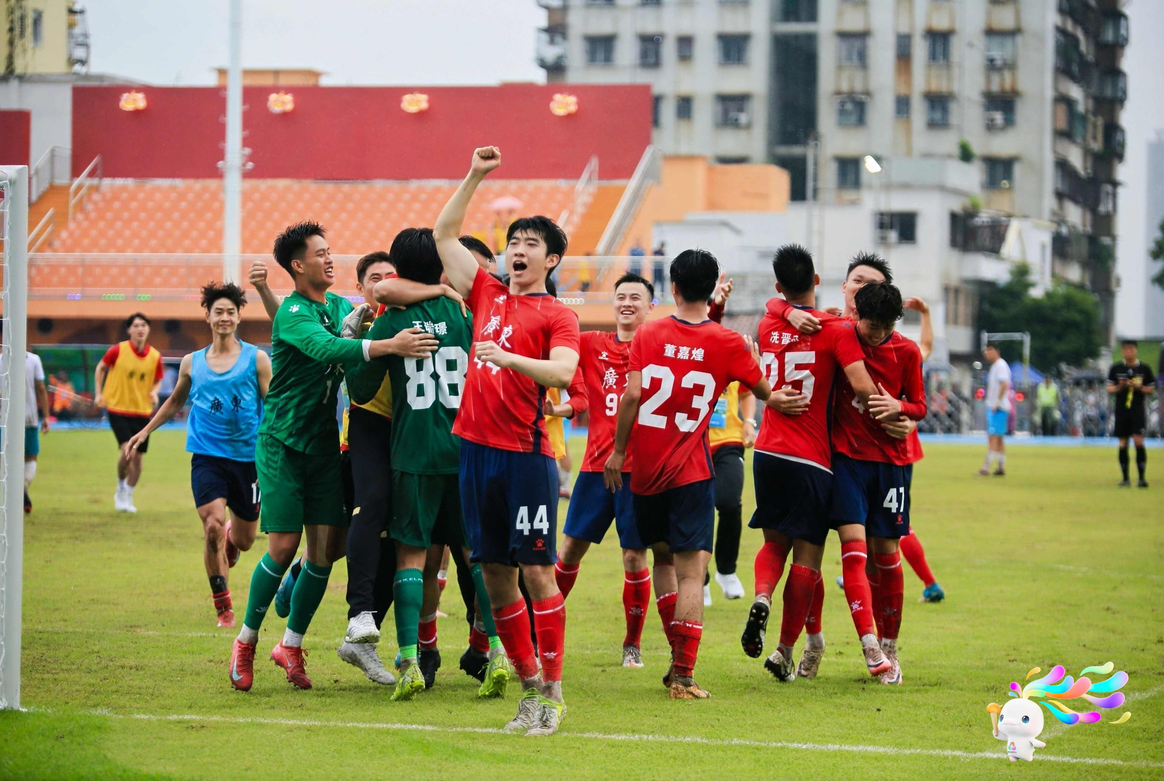 七人制男子足球甲组决赛，广东代表夺得十五运会三水赛区首金。