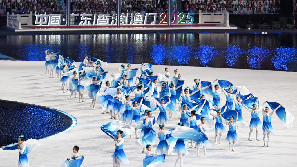 Artists perform before opening ceremony of China's 15th National Games
