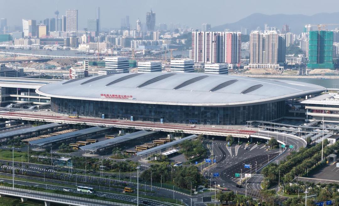 这是10月19日拍摄的港珠澳大桥珠海公路口岸,远处是澳门市区(无人机照片)。新华社记者 邓华 摄