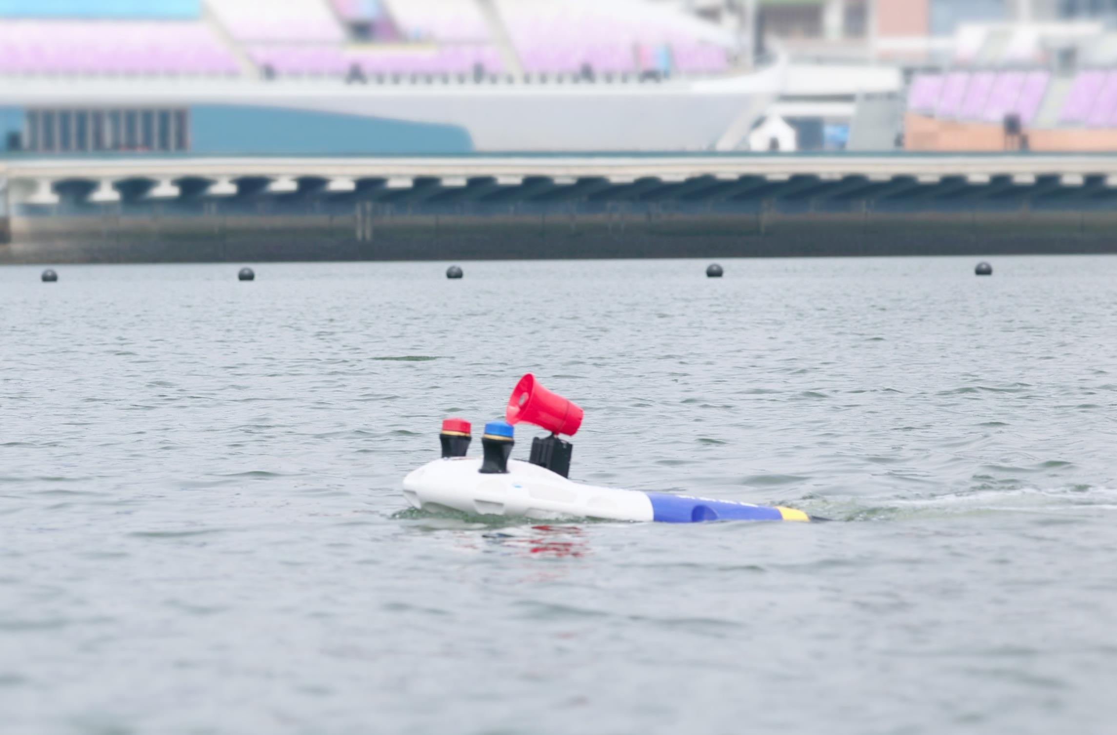 水上海防巡逻机器人在海面开展巡逻防控