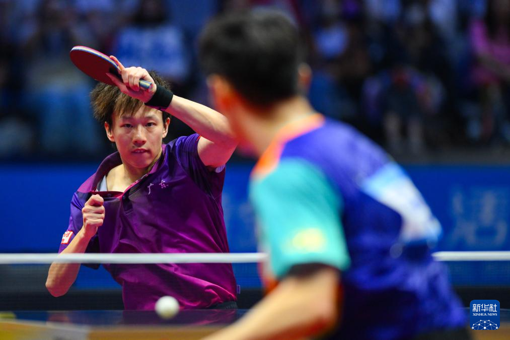 11月9日，广东队选手林高远（左）在比赛中回球。图源：新华社