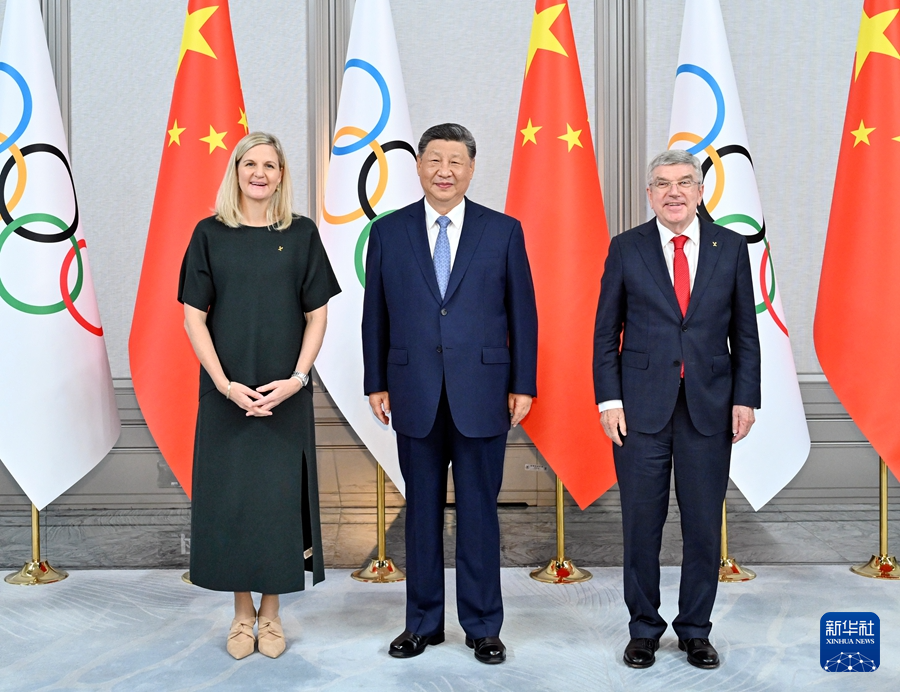 11月9日下午,国家主席习近平在广州白云国际会议中心会见来华出席第十五届全国运动会开幕式的国际奥委会主席考文垂和终身名誉主席巴赫。新华社记者 殷博古 摄