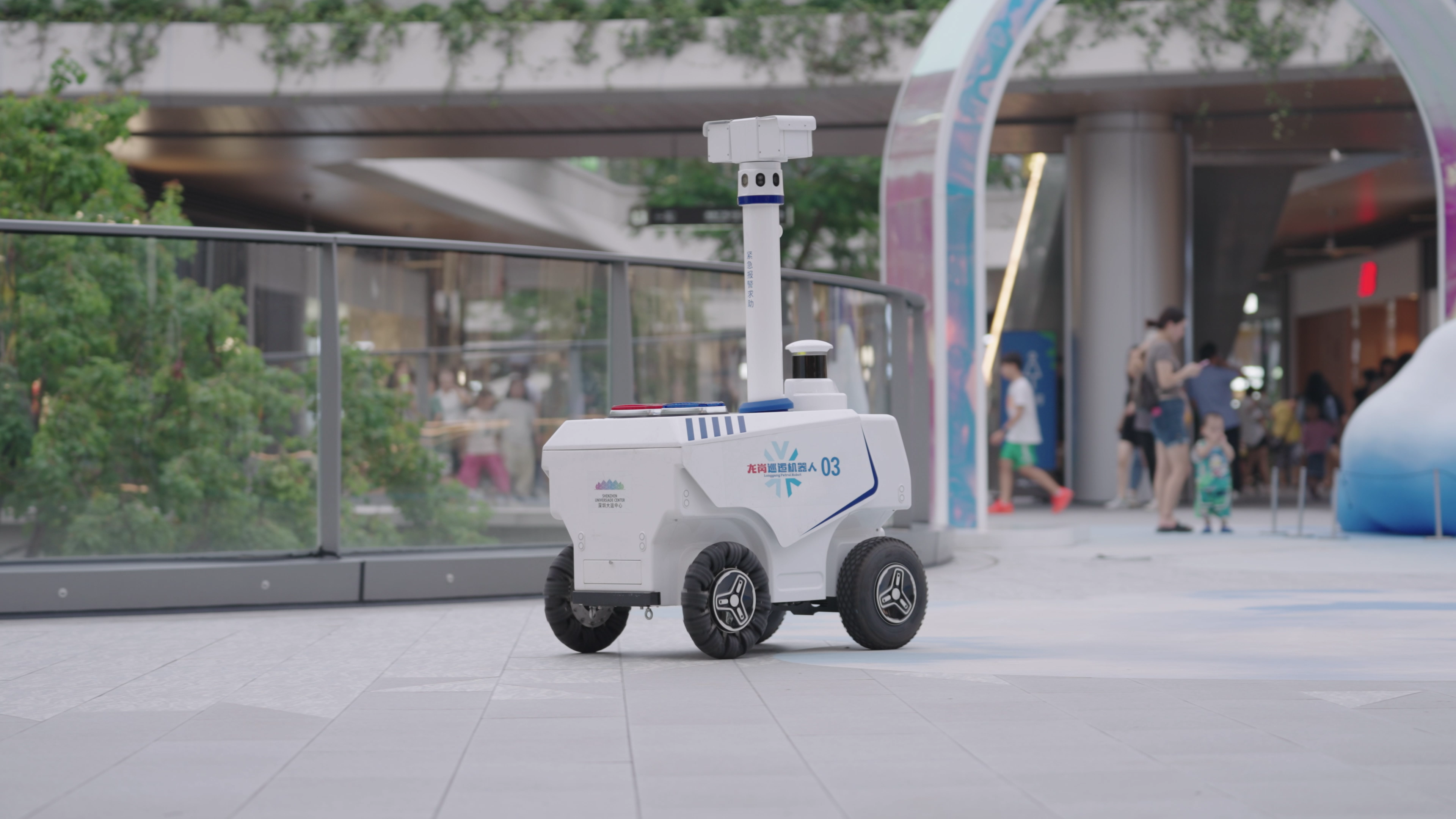 轮式机器人在深圳大运中心自动开展巡逻