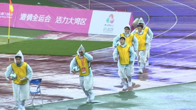 十五运会女足佛山赛场，“小海豚”志愿者成最美风景线