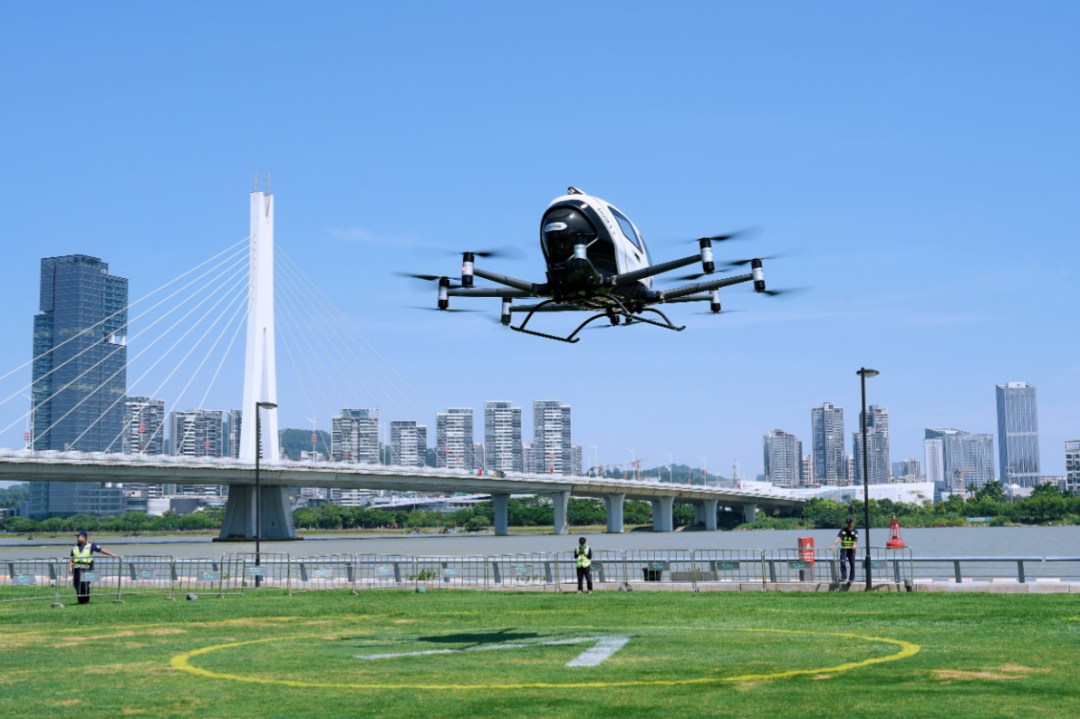image.png 南沙灵山岛水舞广场,一架eVTOL无人驾驶电动垂直起降飞行器EH216-S正在起飞。