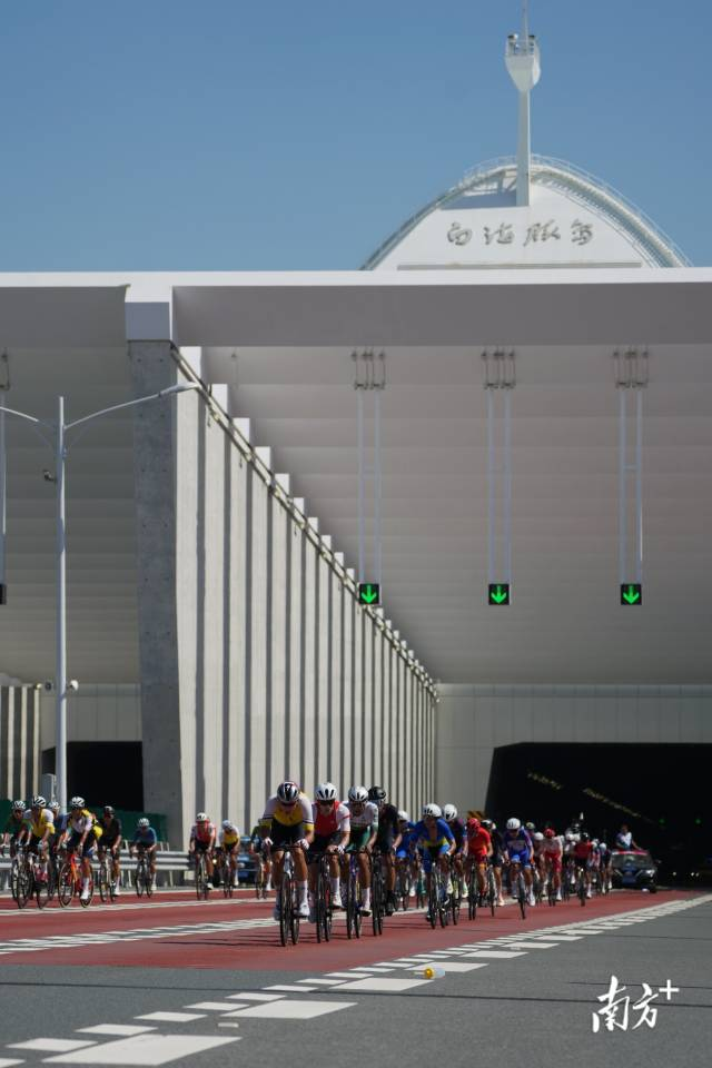 公路自行车赛男子个人赛，大部队返程抵达港珠澳大桥白海豚人工岛。