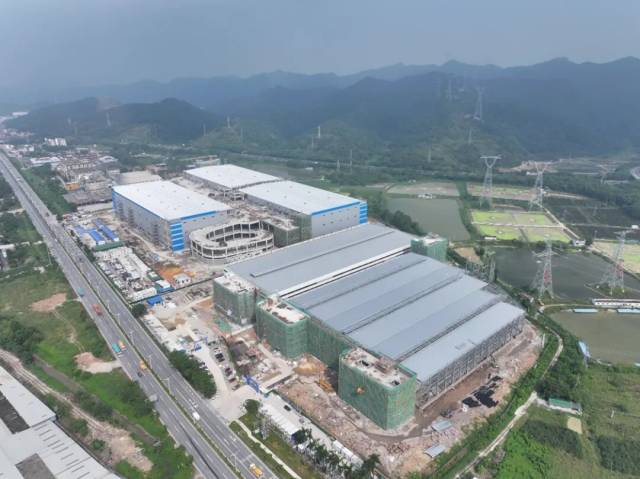 耀龙高端金属智造及智能设备生产基地项目加紧建设中。曾锦峰摄