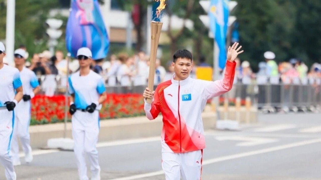 “00后”佛山老师，担任十五运会火炬手！