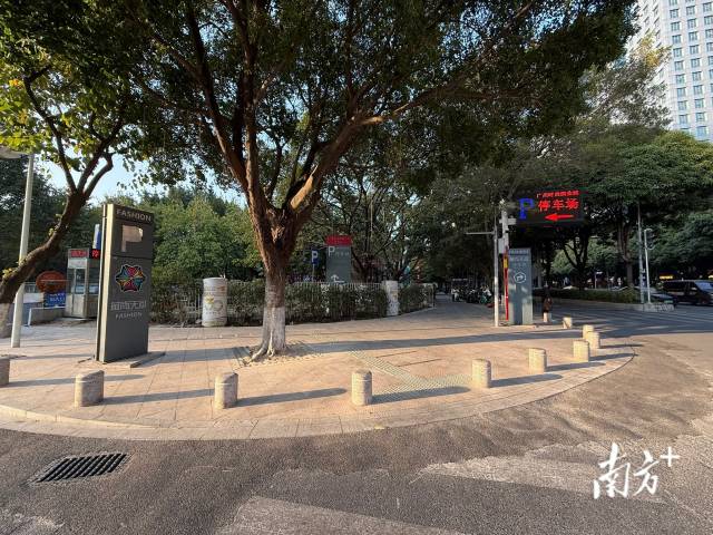 天河体育中心东南门。