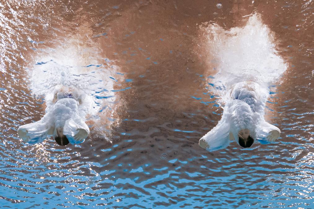 ↑11月2日，广东队组合全红婵/王伟莹在跳水女子团体赛双人10米跳台项目比赛中。新华社记者 夏一方 摄