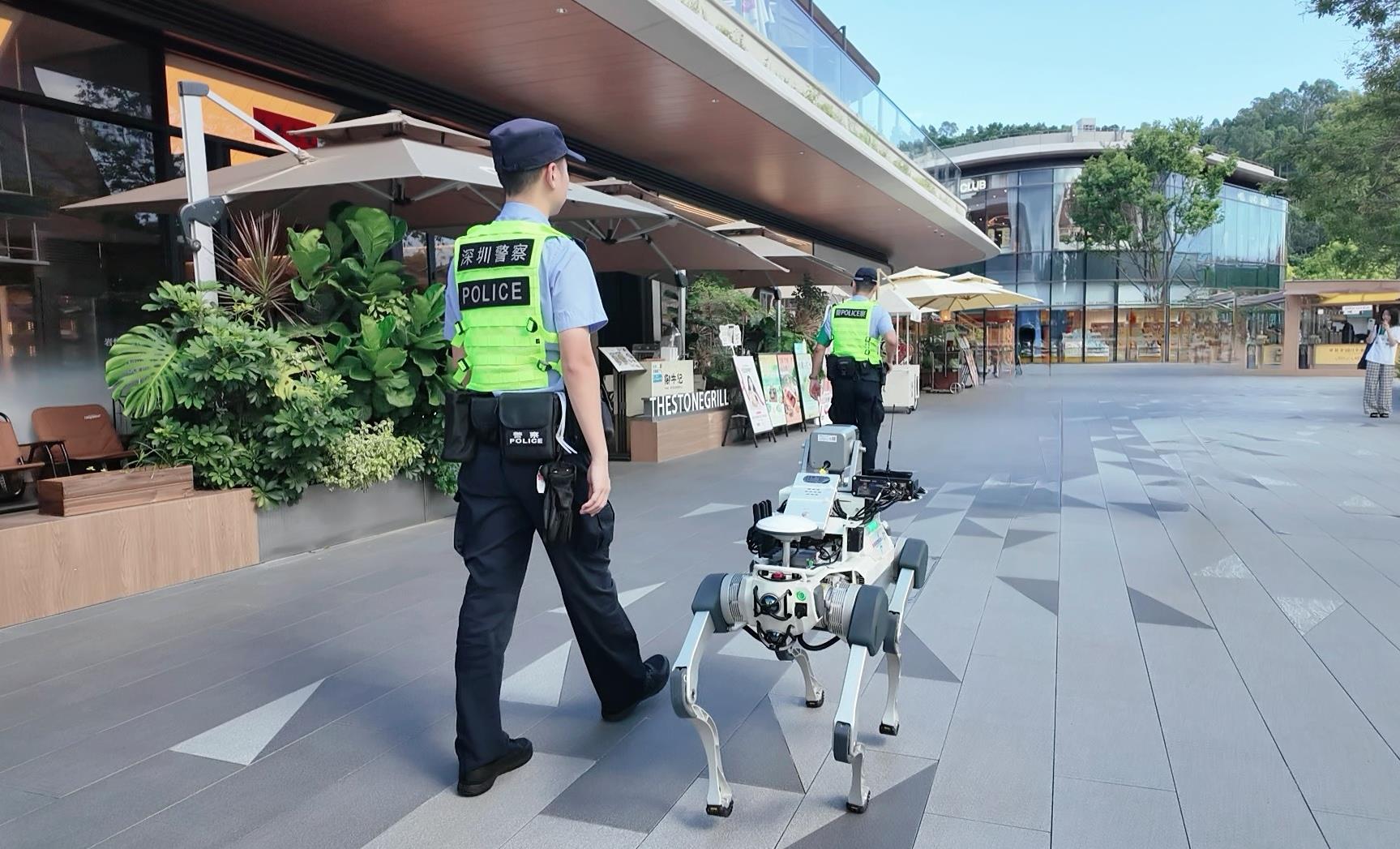 机器狗协同民警开展巡逻防控
