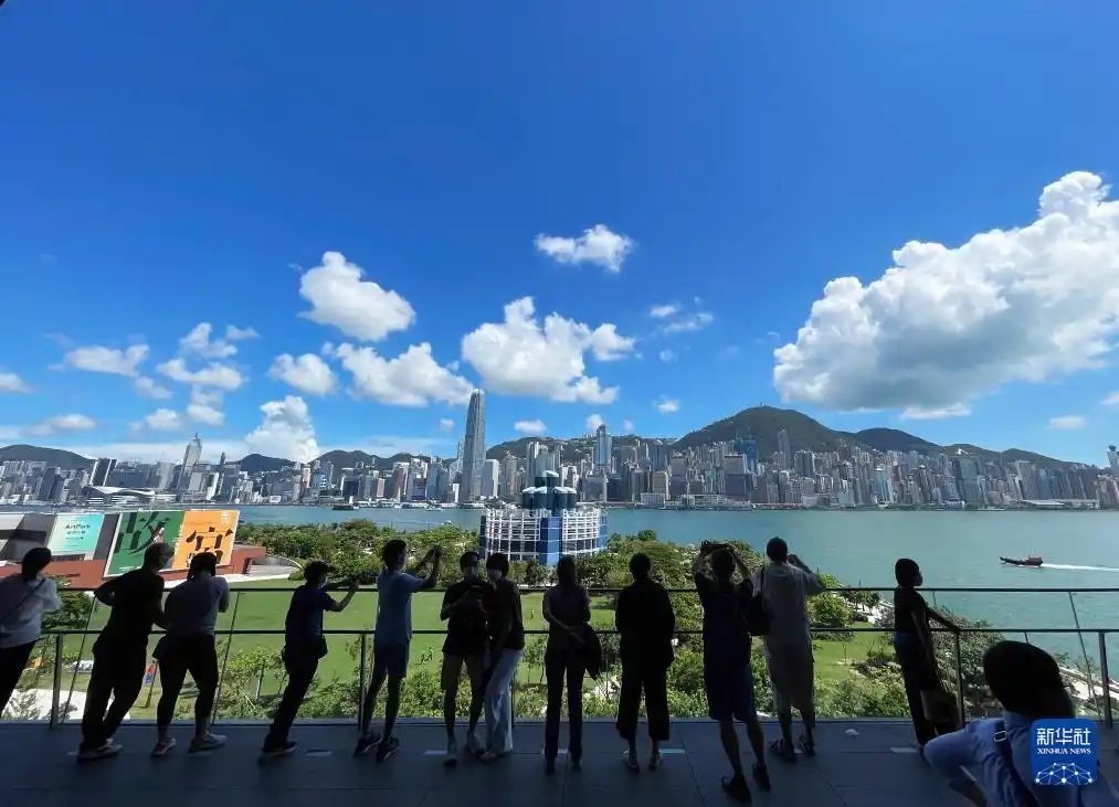 无标题 游客在香港故宫文化博物馆的一处观景台上拍照留念。新华社记者 李钢 摄