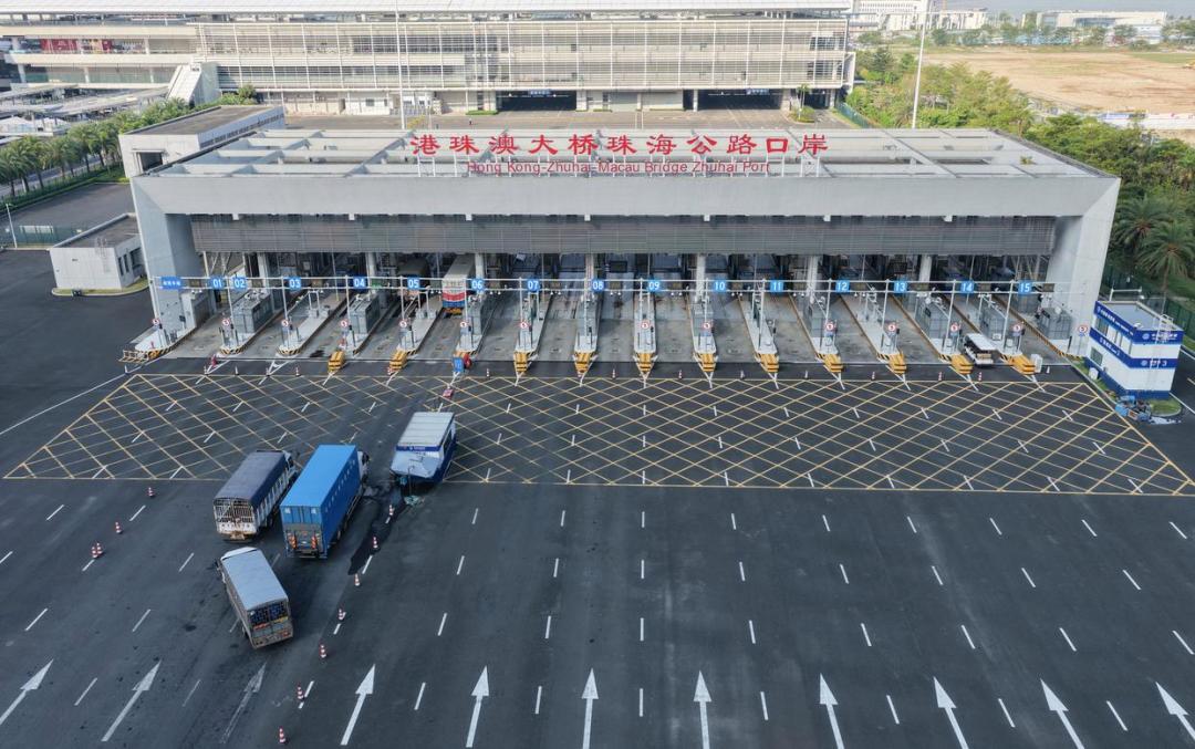 车辆准备通过港珠澳大桥珠海公路口岸边检站。新华社记者 邓华 摄