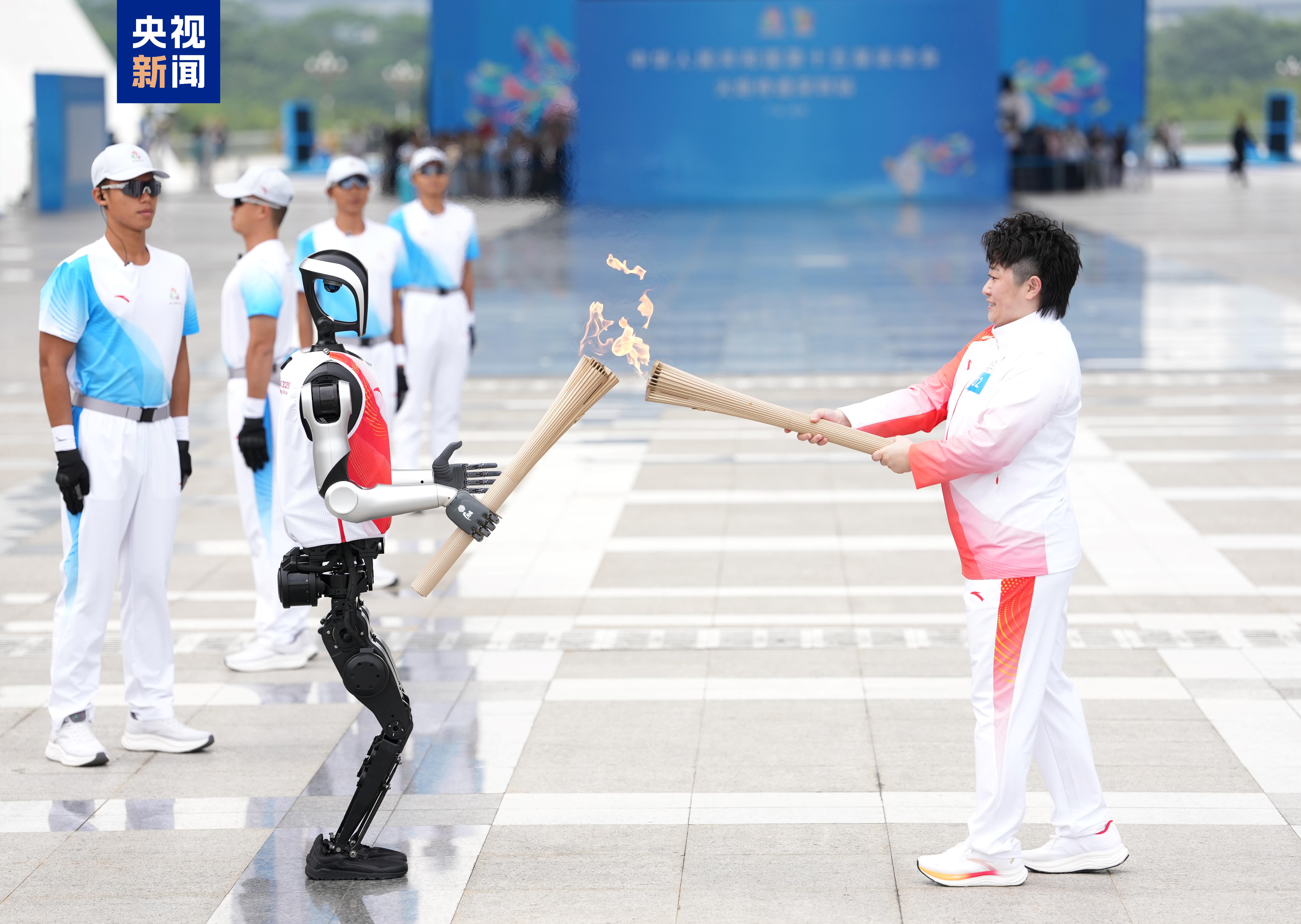 △机器人在深圳站传递火炬