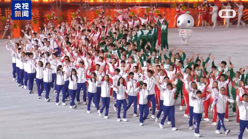 全运会东道主粤港澳代表团运动员入场