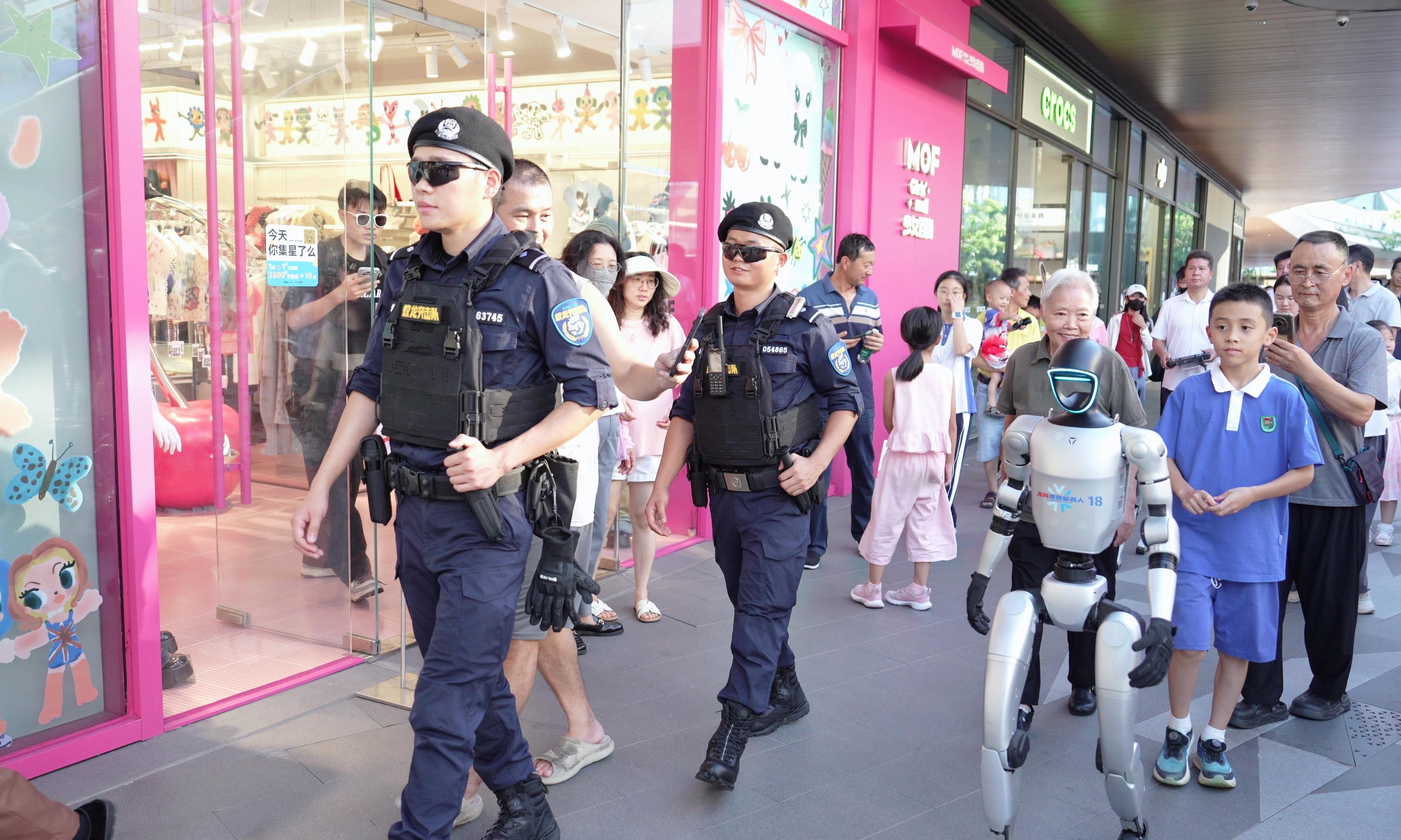 机器人协同民警开展巡逻防控