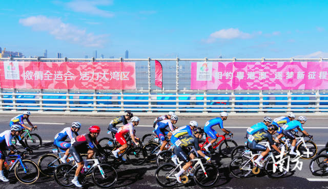 十五运会公路自行车男子个人赛,参数选手在澳门大桥段赛道竞速。 十五运会公路自行车男子个人赛,参数选手在澳门大桥段赛道竞速。