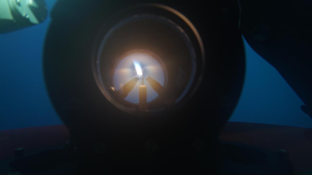 ↑9月18日，采火装置在海底成功引燃“源火”。新华社发（广州海洋地质调查局供图）