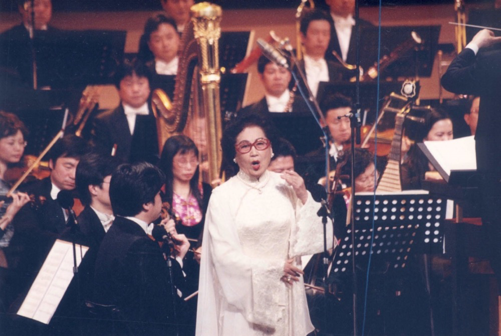 2002年，红线女赴北京参加粤剧交响音乐会演出