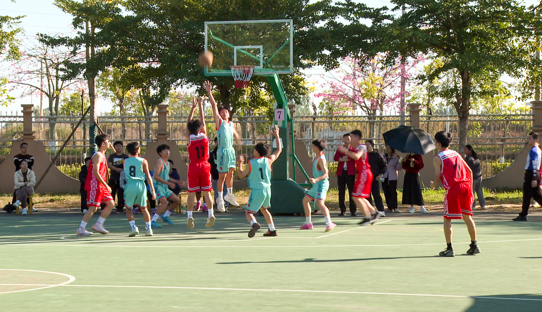 罗定市举办中小学生篮球赛