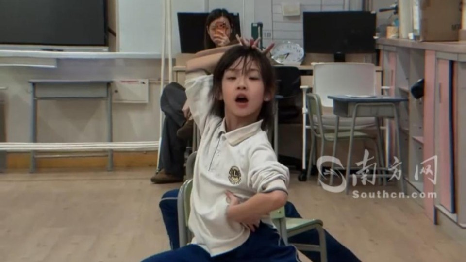 “小孩姐”穿校服即兴表演太空步，动作丝滑，表情到位