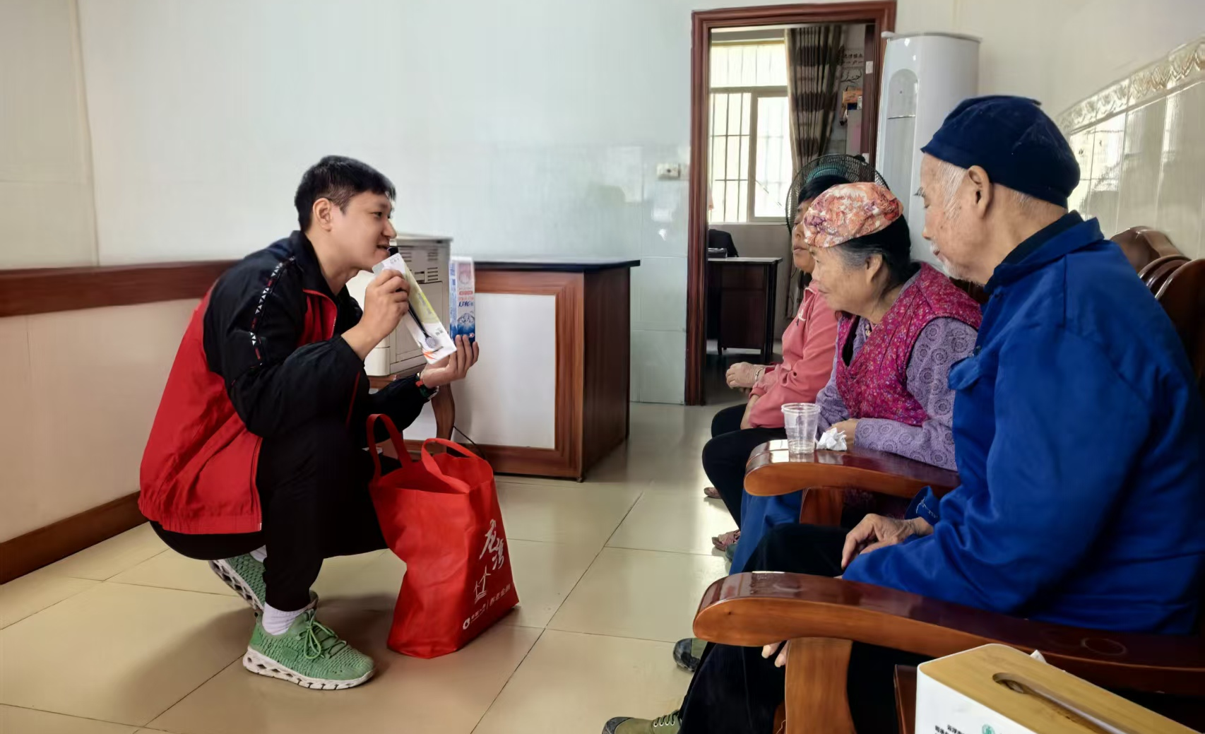 罗定市龙湾镇驻镇帮镇扶村工作队为55户困难家庭送上“暖心礼包”