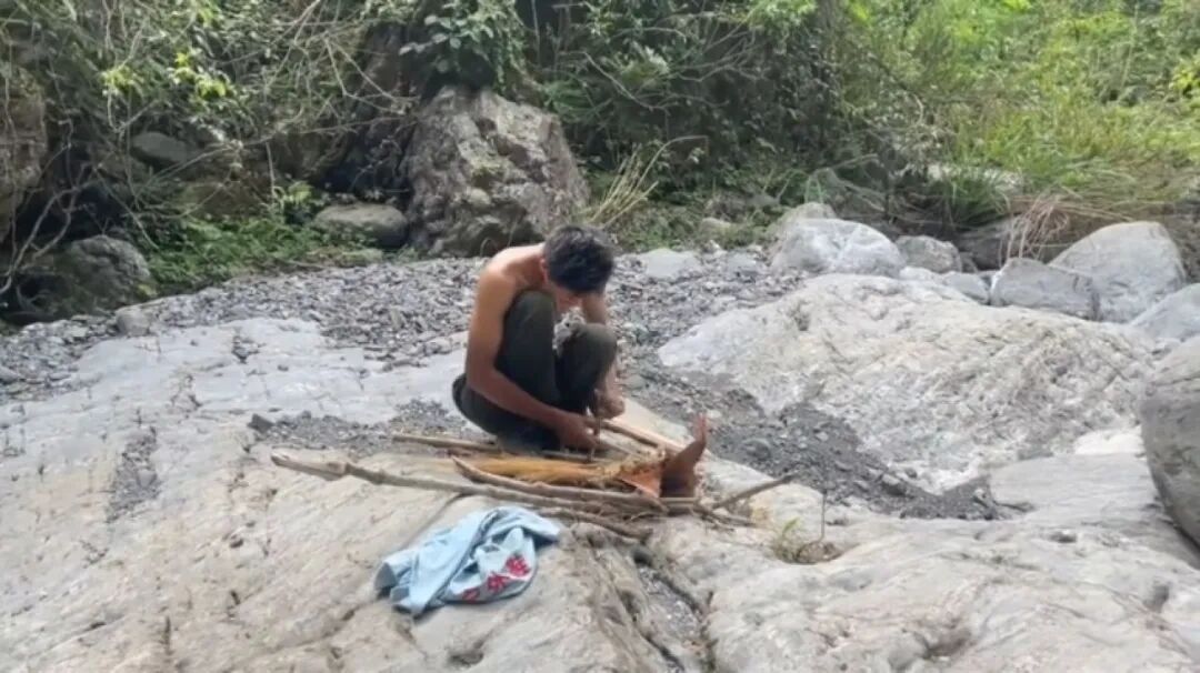 “铭泽”在比赛中屡次生火失败。视频截图